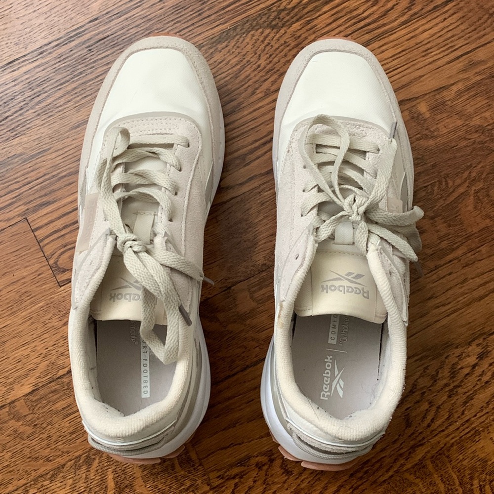 Slight scuff mark on the toes.. pictures reflect them.